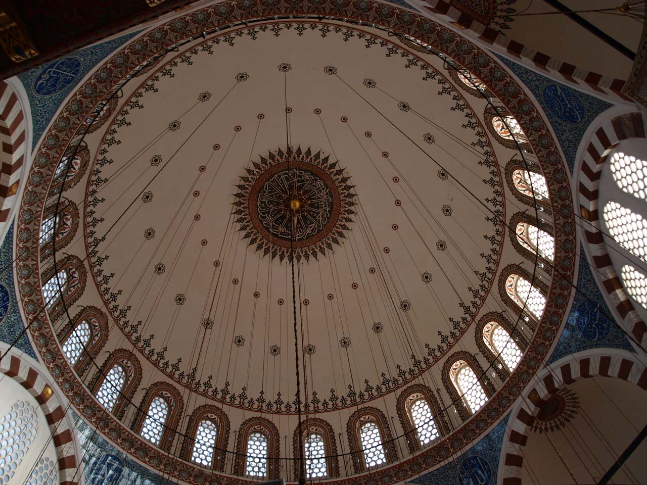  Desain interior kubah masjid konsep kaligrafi 